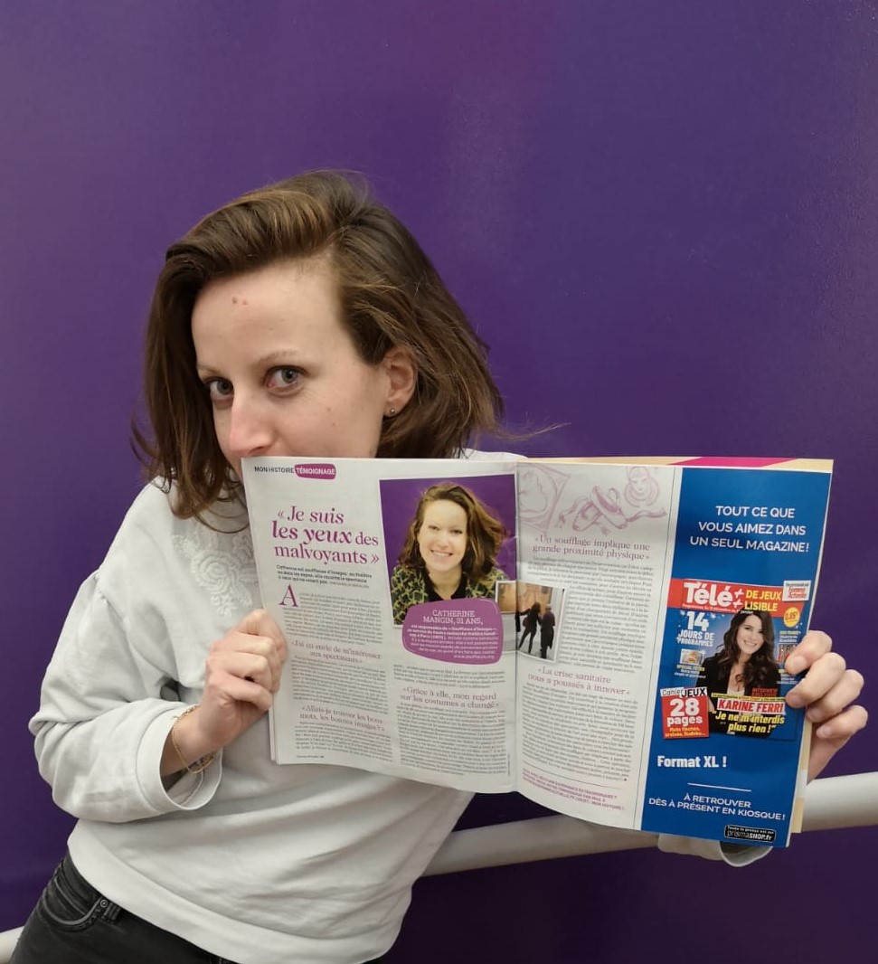 Catherine Mangin tient dans ses mains l'article de femme actuelle. Elle regarde l'objectif.