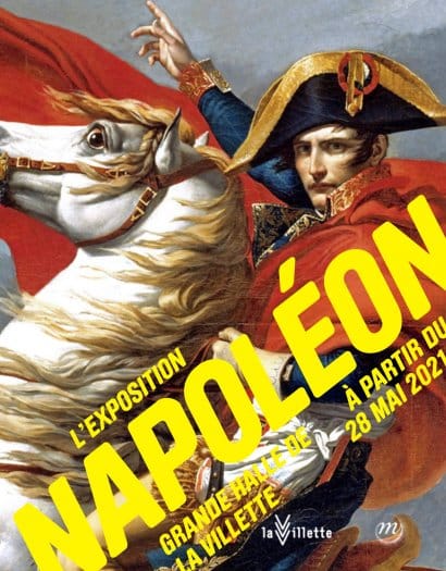 Affiche de l'exposition Napoléon sur laquelle est représenté Napoléon a cheval avec une attitude de conquérant.