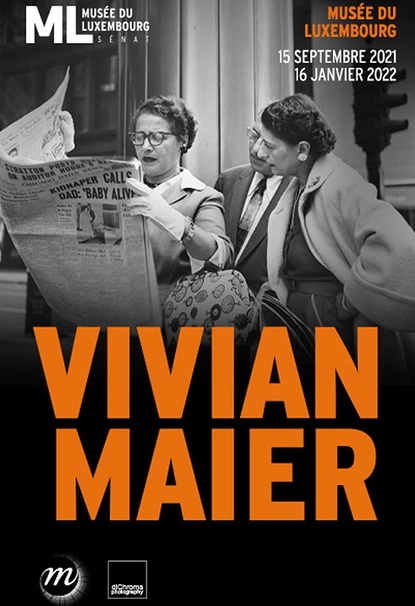 Affiche de l'exposition Vivian Maier, en fond une photo de l'artiste en noir et blanc de deux femmes de face lisant un journal. En lettre capital orange est apposée le titre Vivian Maier et les informations relatives à l'exposition