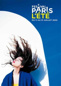 Affiche Paris l'été sur fond bleu et blanc une jeune femme fait bouger ses cheveux noirs
