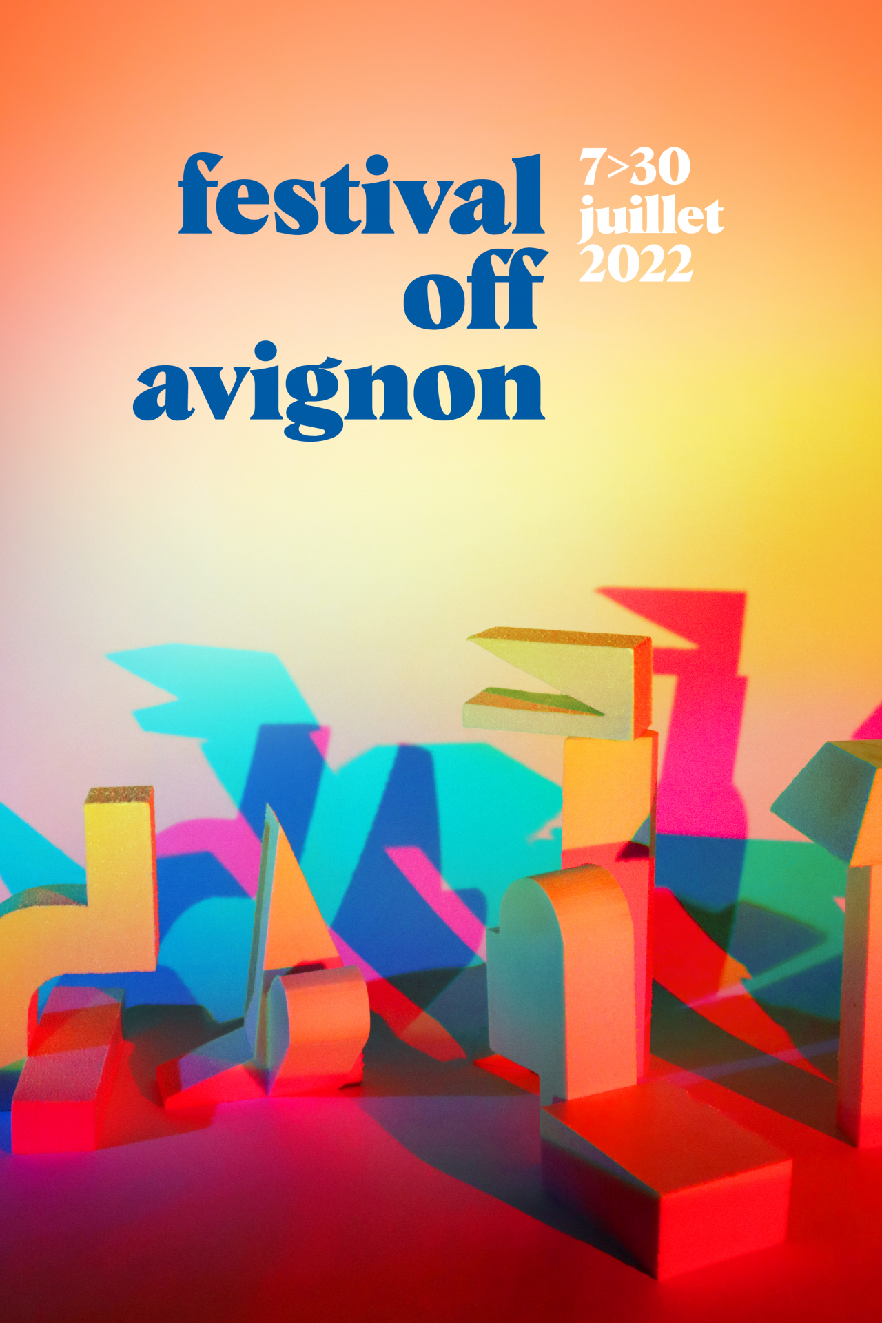 Affiche du Festival OFF d'Avignon. Sur un fond aux couleurs jaunes et roses pâles s'embriquent au premier plan des formes géométriques multicolors, de bleu, rouge, violet, orange foncé