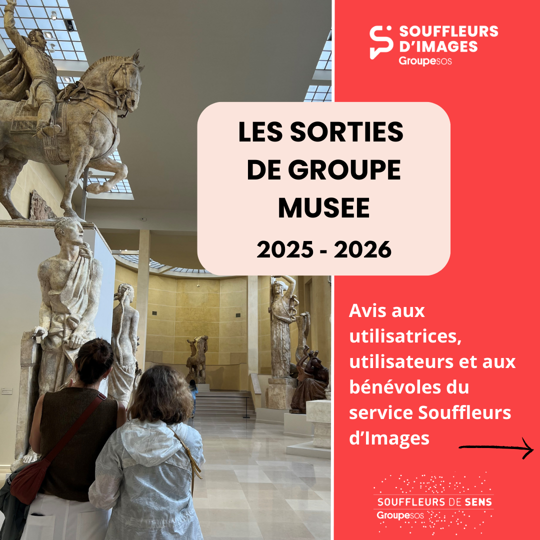Affiche annonçant “Les sorties de groupe musée 2025-2026” du service Souffleurs d’Images. À gauche, deux femmes de dos regardant une statut de plusieurs mètres de haut. À droite, fond rouge avec un texte :Avis aux utilisateurs, utilisatrices et bénévoles du service souffleurs d'images accompagné du logo Souffleurs d’Images et Souffleurs de Sens.